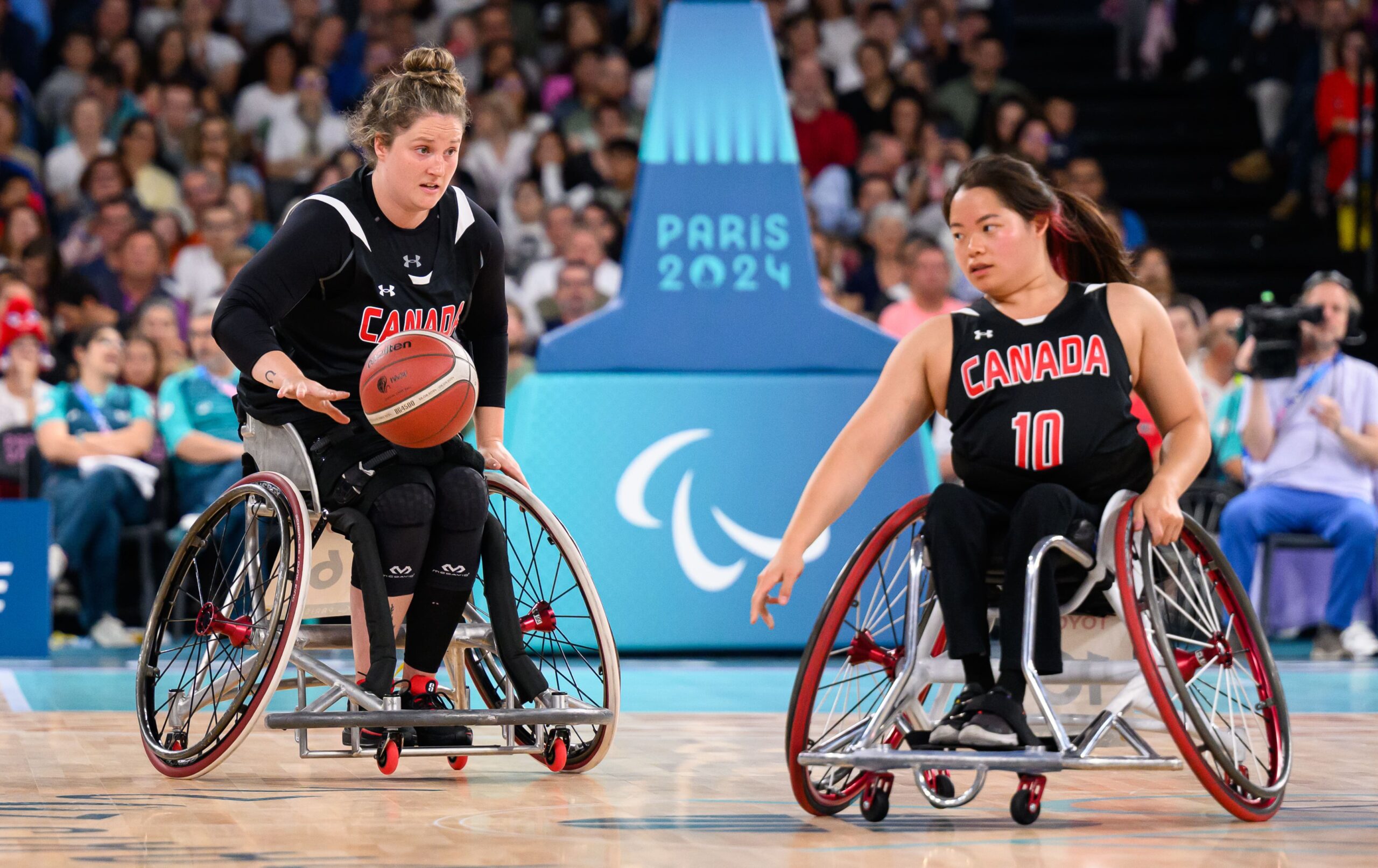 Arinn Young et Puisand Lai, basketball féminin en fauteuil roulant