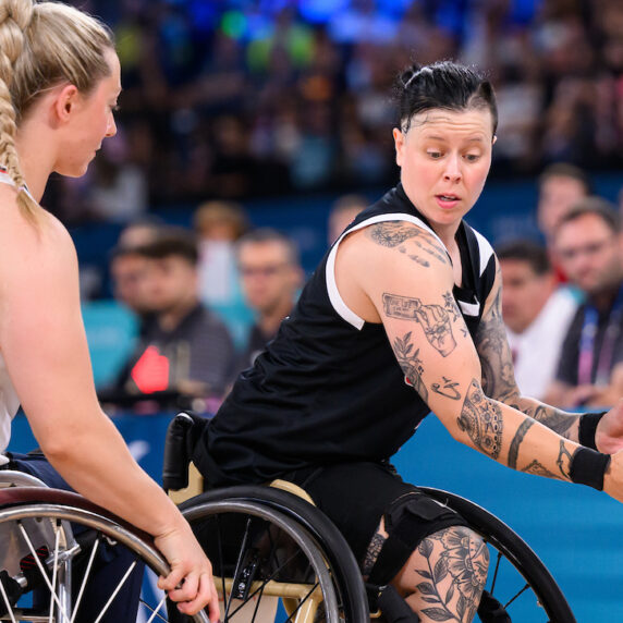 Cindy Ouellet tient le ballon lors d'un match de basketball en fauteuil roulant