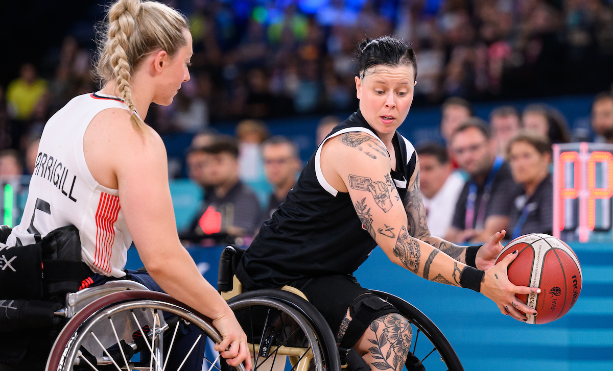 Cindy Ouellet tient le ballon lors d'un match de basketball en fauteuil roulant