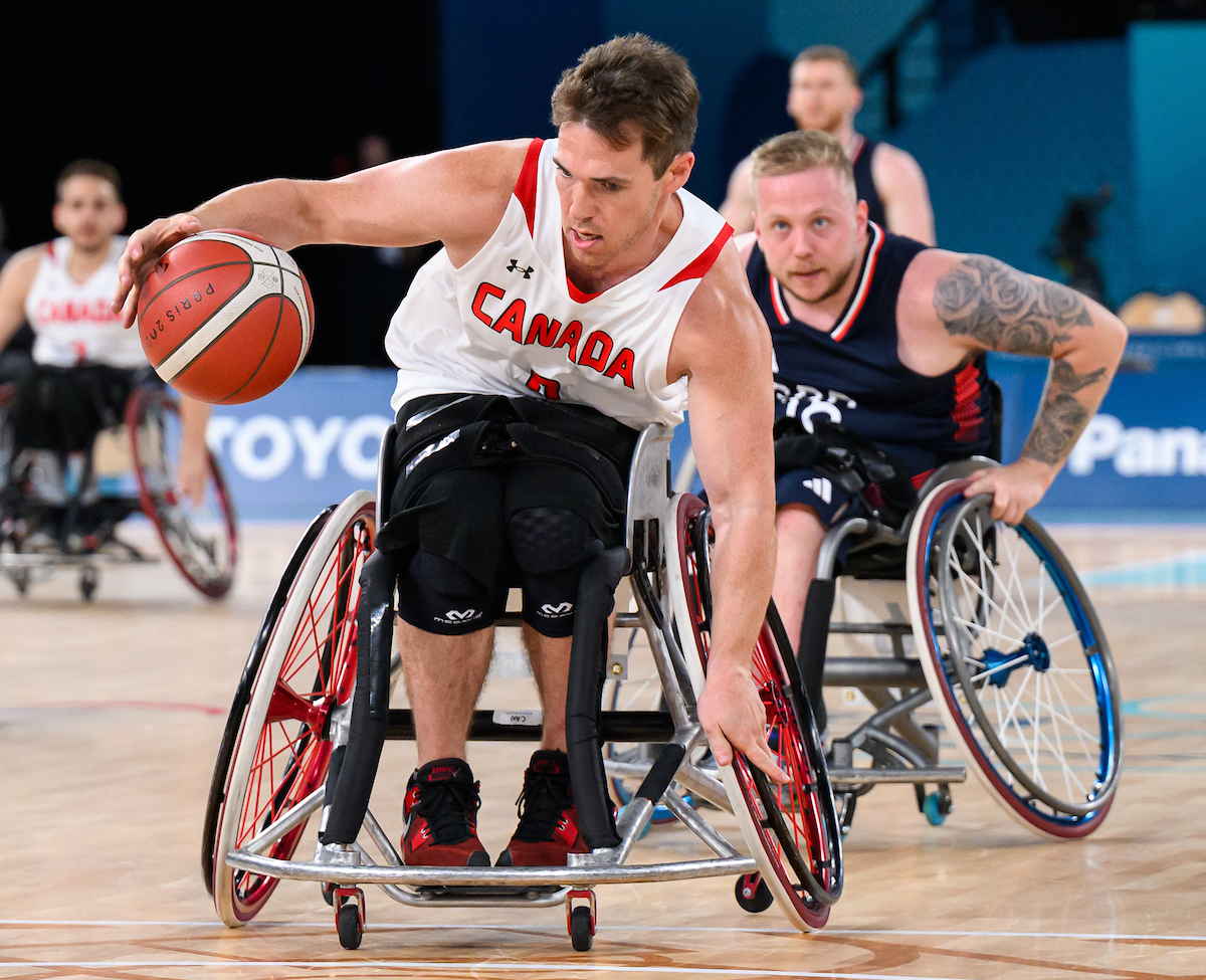 Colin Higgins contourne le défenseur en dribblant