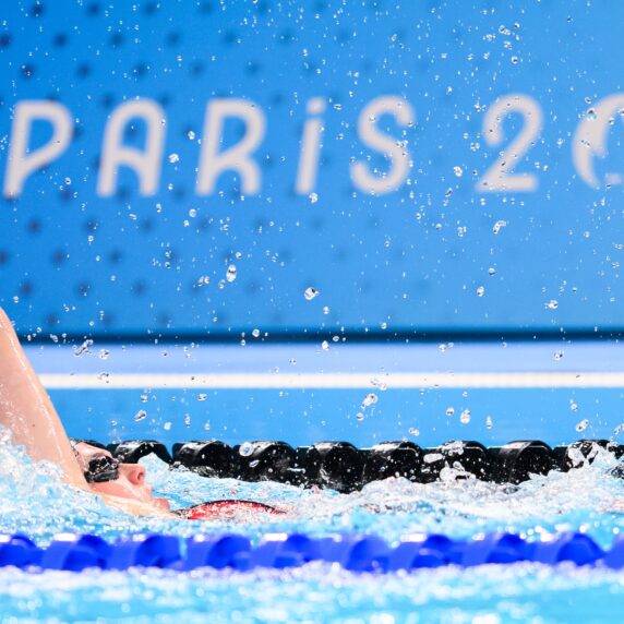 Shelby Newkirk représente le Canada dans la Dos crawlé étape de la finale du relais 4x100 m quatre nages