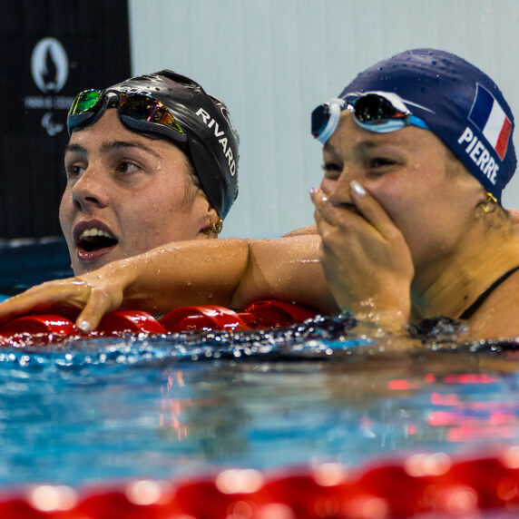 Aurélie Rivard (Canada) et Emeline Pierre (France) côte à côte après avoir remporté respectivement l’argent et l’or.