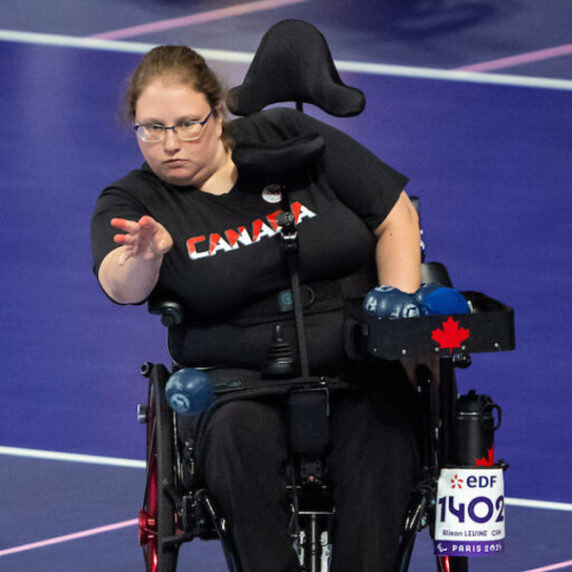 Alison Levine lance une balle en compétition, boccia