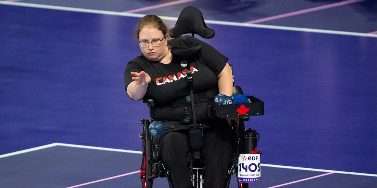 Alison Levine lance une balle en compétition, boccia