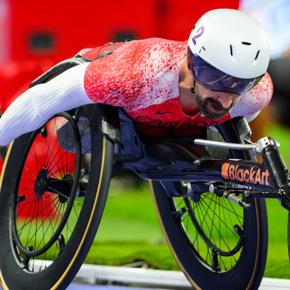 Brent Lakatos en course à Paris, la tête penchée vers l’avant