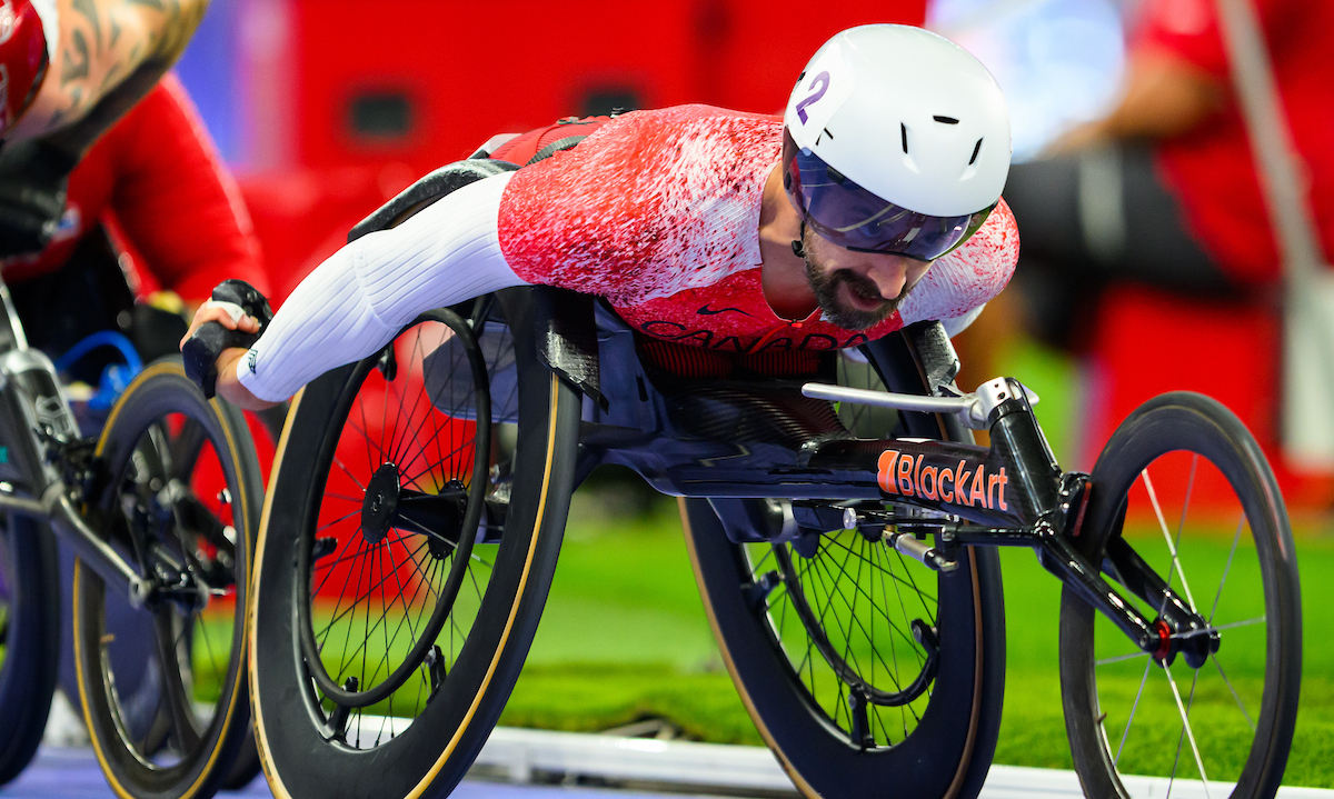 Brent Lakatos en course à Paris, la tête penchée vers l’avant