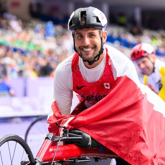 Cody Fournie sourit après avoir remporté la finale de l’épreuve masculine de 200 m T51.