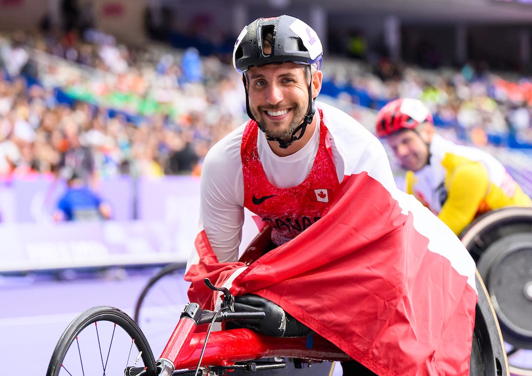 Cody Fournie sourit après avoir remporté la finale de l’épreuve masculine de 200 m T51.