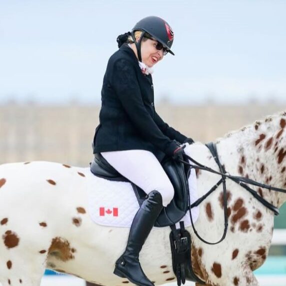 Jody Schloss sur son cheval El Colorado