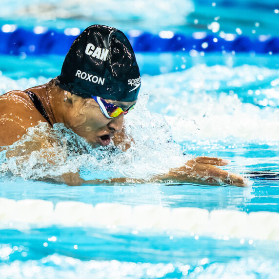 Katarina Roxon nageant dans la piscine.