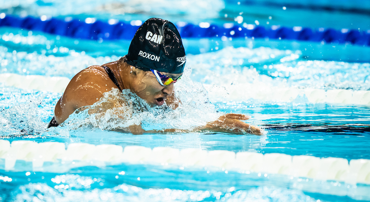 Katarina Roxon nageant dans la piscine.