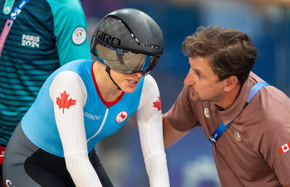 Keely Shaw reçoit des instructions de son entraîneur