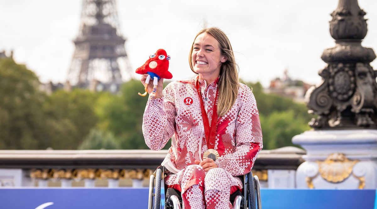 Leanne Taylor reçoit sa médaille de bronze en PTWC féminin lors des Jeux Paralympiques de Paris, en France, le 2 septembre 2024. THE CANADIAN PRESS/HO-CANADIAN PARALYMPIC COMMITTEE, Dave Holland