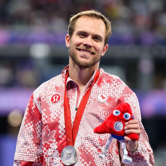 Nate Riech sourit après avoir reçu sa médaille d’argent