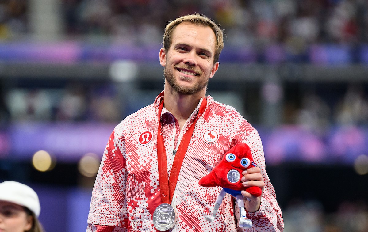 Nate Riech sourit après avoir reçu sa médaille d’argent