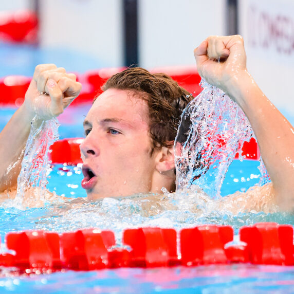 Nicholas Bennett lève les bras dans la piscine après avoir remporté l’or.