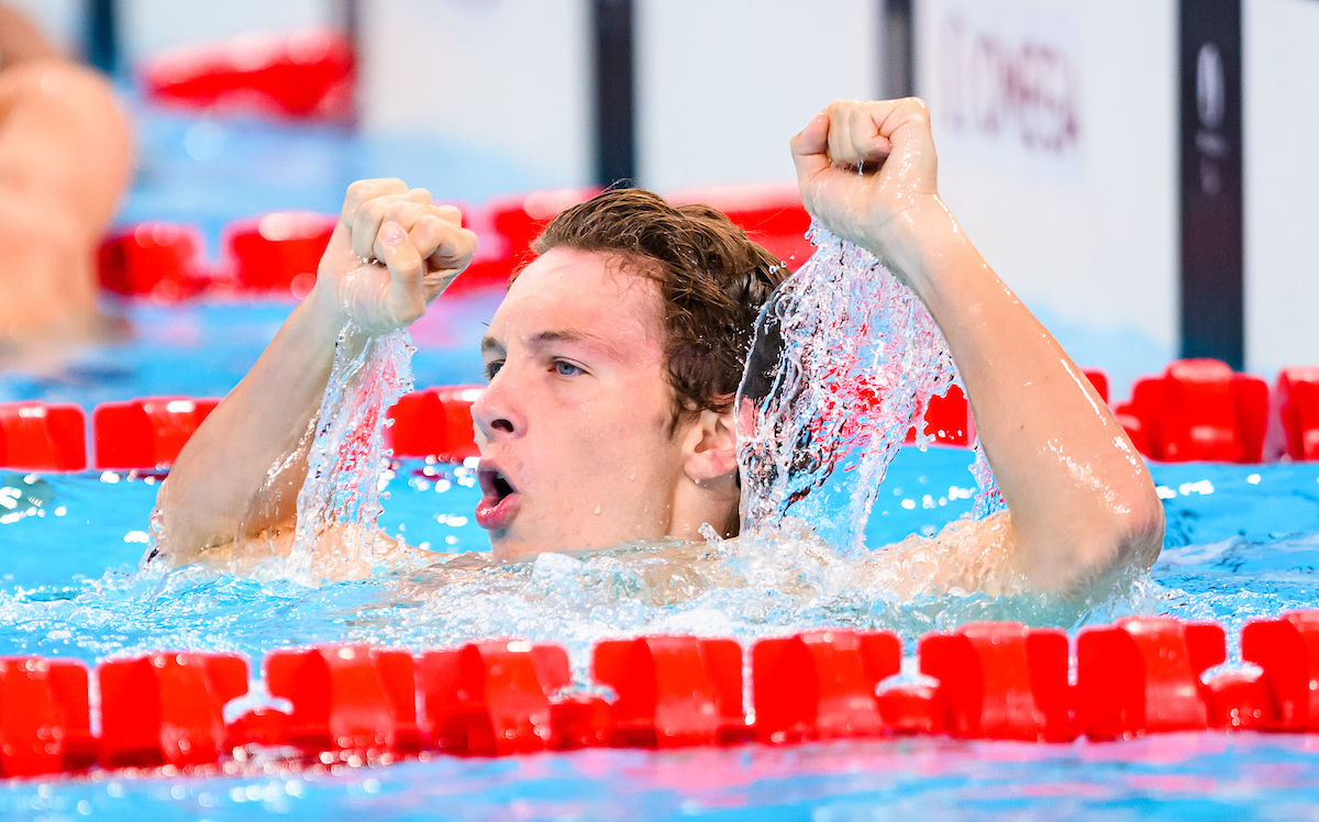 Nicholas Bennett lève les bras dans la piscine après avoir remporté l’or.