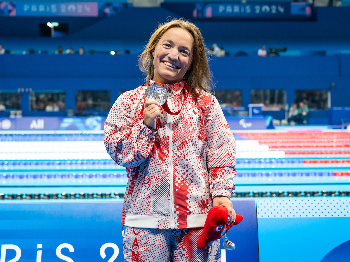 Tess Routliffe montre sa médaille d'argent.