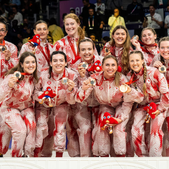 L'équipe de volleyball assis féminin avec leurs médailles bronze