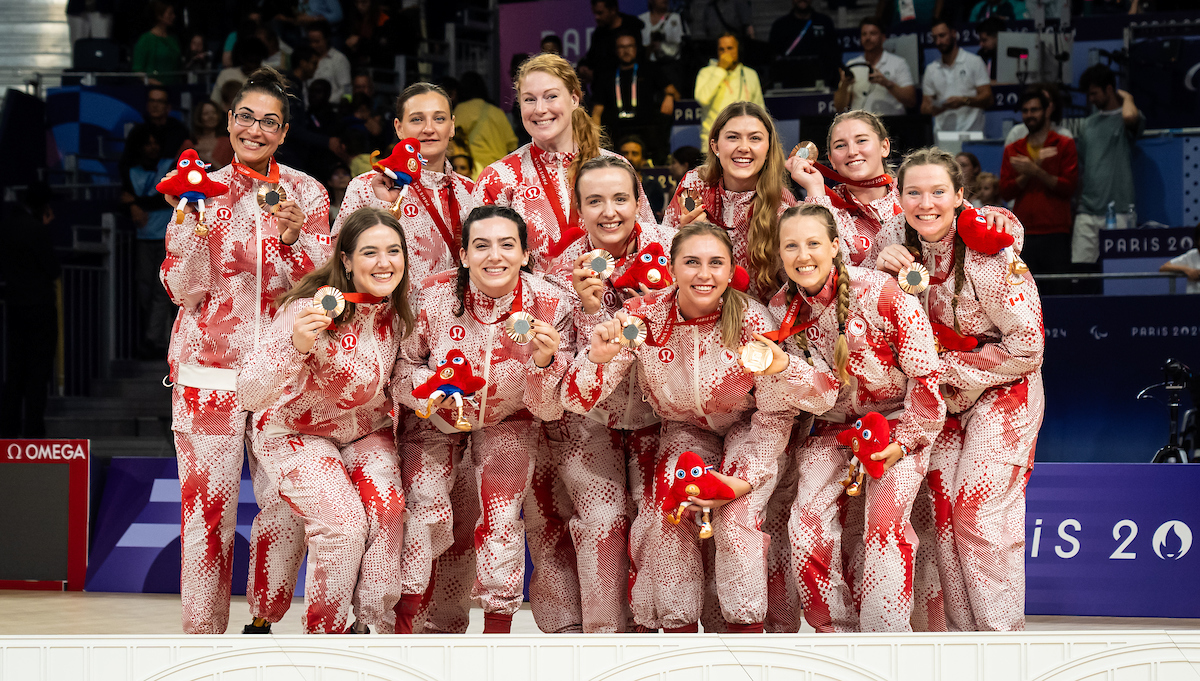 L'équipe de volleyball assis féminin avec leurs médailles bronze