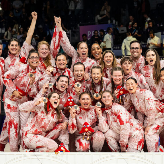 L'équipe de volleyball assis féminin avec leurs médailles bronze