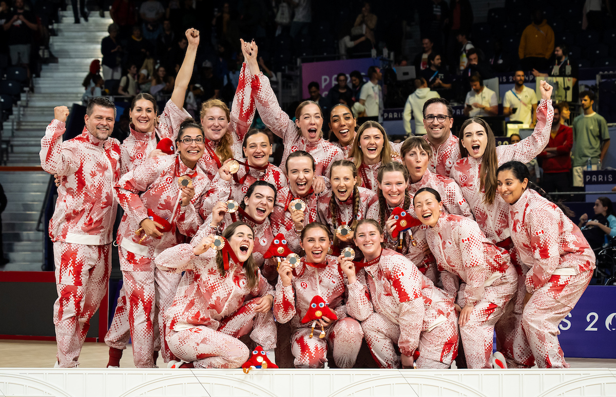 L'équipe de volleyball assis féminin avec leurs médailles bronze