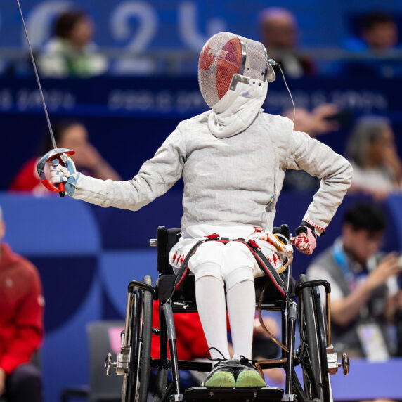 Trinity Lowthian participe à la compétition de sabre féminin catégorie A lors des Jeux paralympiques de Paris