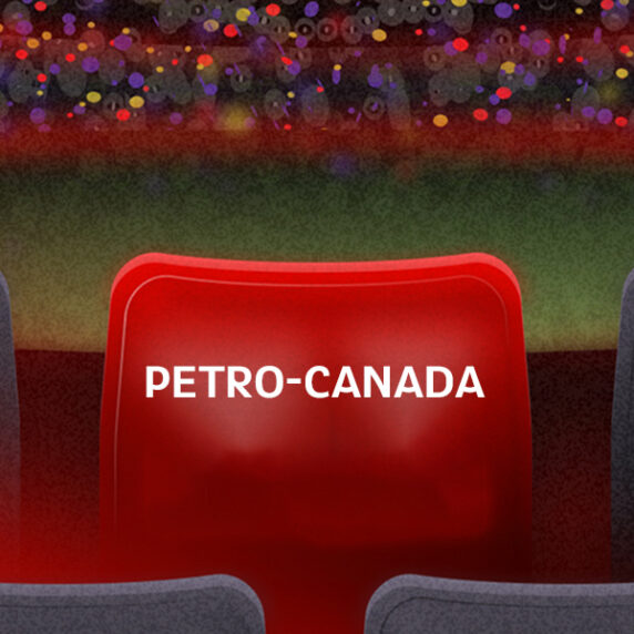 Une illustration d'un siège de stade rouge avec le logo de Petro-Canada bien visible, entouré de sièges gris vides. En arrière-plan, on aperçoit une foule floue dans un stade avec des lumières multicolores vibrantes.