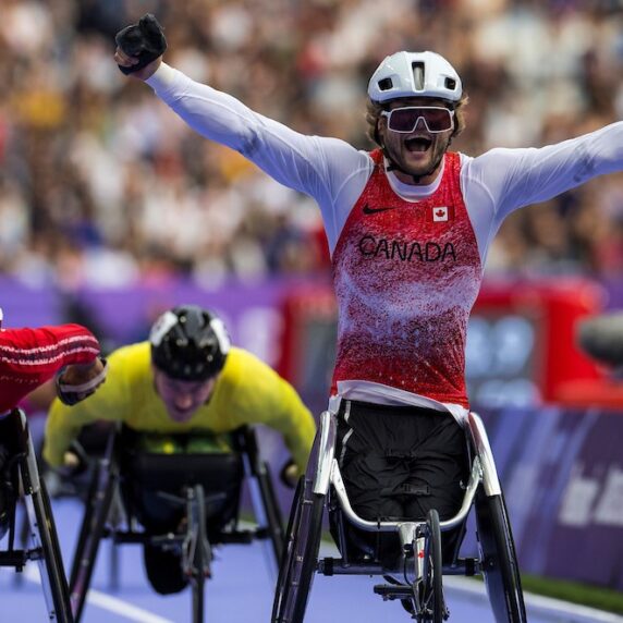 Austin Smeenk célèbre sa médaille d’or après avoir franchi la ligne d’arrivée