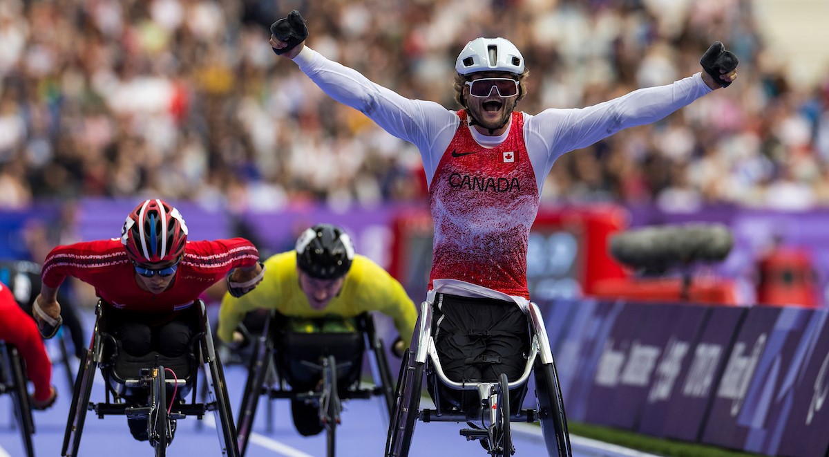 Austin Smeenk célèbre sa médaille d’or après avoir franchi la ligne d’arrivée