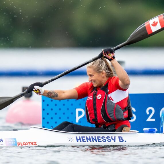 Brianna Hennessey participe à la demi-finale du 200 m WKL1