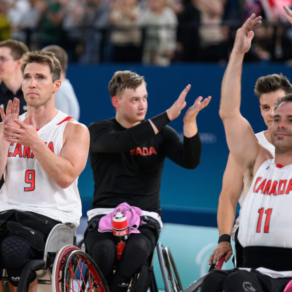 Colin Higgins et Chad Jassman après leur match contre la Grande-Bretagne.