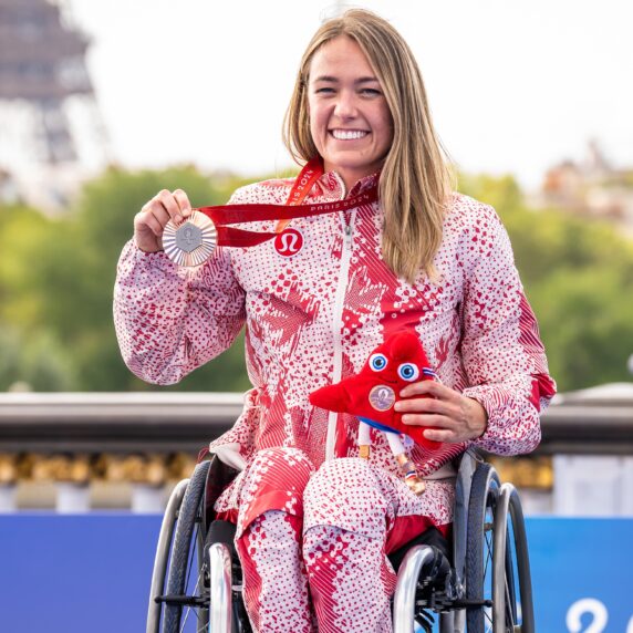 Leanne Taylor reçoit sa médaille de bronze en PTWC féminin