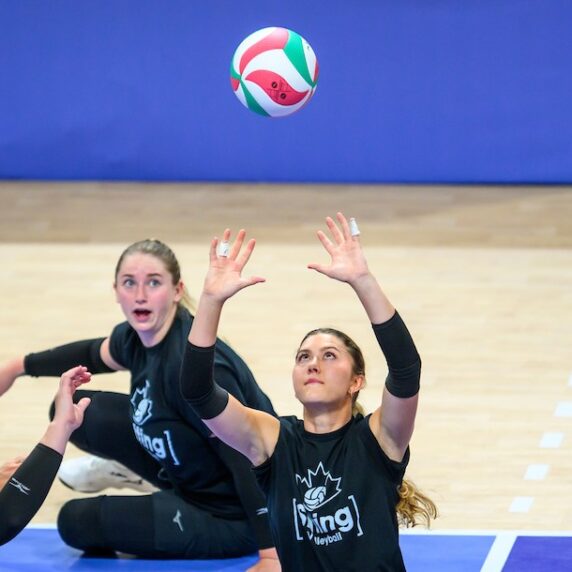 Jennifer Oakes fait une passe d’attaque à l’entraînement de volleyball.