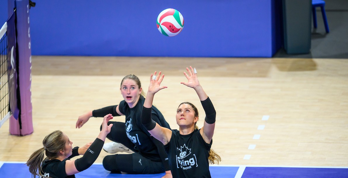 Jennifer Oakes fait une passe d’attaque à l’entraînement de volleyball.