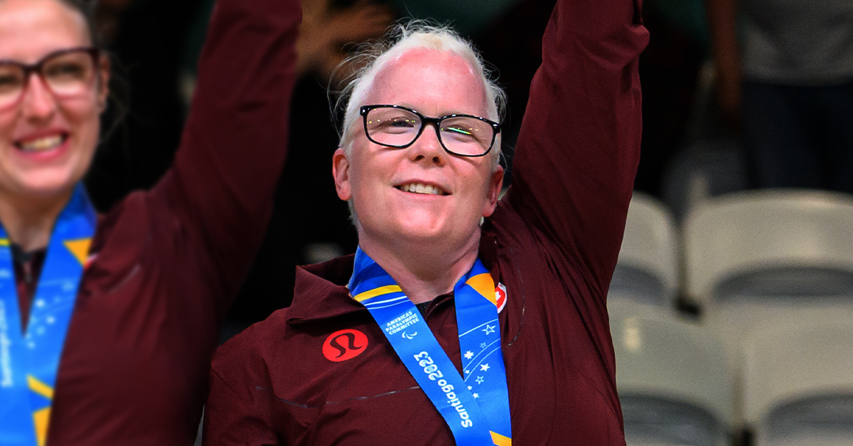 La joueuse canadienne de goalball Whitney Bogart célèbre sur le podium aux Jeux parapanaméricains de Santiago 2023 après avoir reçu sa médaille d’or aux côtés de ses coéquipières.