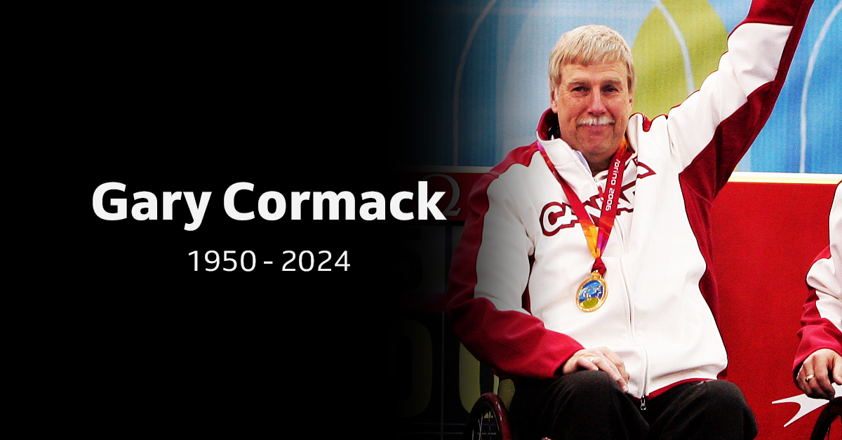 Portrait du paralympien canadien Gary Cormack, 1950-2024, portant une veste de l'équipe du Canada et une médaille, levant le bras en signe de célébration.