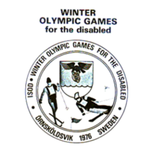 Logo des Jeux paralympiques d'hiver de 1976 à Örnsköldsvik, en Suède. Le design circulaire comporte le texte 'ISOD Winter Olympic Games for the Disabled' entourant une illustration de deux athlètes pratiquant le ski et la luge sur la neige, avec un blason central symbolisant l'événement.