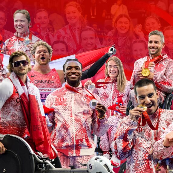 Collage d’athlètes paralympiques canadiens célébrant leurs réussites aux Jeux paralympiques, vêtus des uniformes rouge et blanc de l’équipe du Canada et montrant fièrement leurs médailles et sourires sur un fond rouge vibrant.