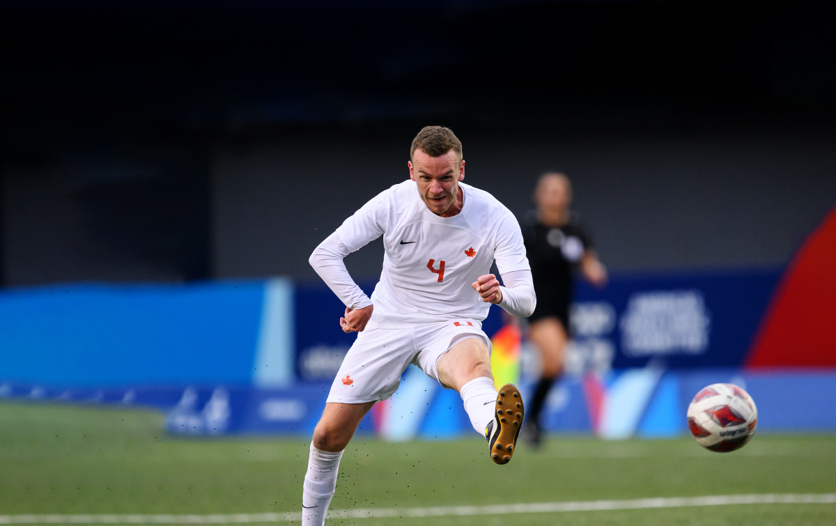 Nicholas Heffernan, représentant le Canada, donne un coup de pied dans le ballon lors d’un match de football à 7 aux Jeux parapanaméricains de Santiago 2023.