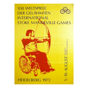 Une affiche jaune des XXIe Jeux internationaux de Stoke Mandeville, tenus à Heidelberg en 1972. L’affiche présente une silhouette noire d’un para-archer en fauteuil roulant tirant à l’arc. Le texte en allemand et en anglais indique : « XXI. Weltspiele der Gelähmten – International Stoke Mandeville Games », avec les dates de l’événement « 1-10 août » affichées à droite. Un petit logo avec trois cercles entrelacés apparaît dans le coin supérieur droit.