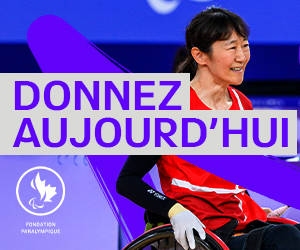 Yuka Chokyu, athlète canadienne de tennis de table en fauteuil roulant, sourit sur le terrain en pleine compétition. Un design violet dynamique recouvre l’image, avec le logo de la Fondation paralympique canadienne et la phrase ‘DONNEZ AUJOURD’HUI’ en texte gras.