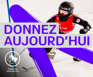 Katie Combaluzier, skieuse paranordique canadienne, navigue sur les pentes en ski assis, portant un casque noir et un dossard paralympique rouge. Un design violet dynamique recouvre l’image, avec le logo de la Fondation paralympique canadienne et la phrase ‘DONNEZ AUJOURD’HUI’ en texte gras.