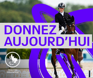 Logo de la Fondation paralympique canadienne sur un fond extérieur vert. Austen Burns, athlète canadien de para-équestre, monte à cheval lors d'une compétition de dressage, portant un casque noir et une tenue d'équitation formelle. Les mots ‘DONNEZ AUJOURD’HUI’ apparaissent en texte violet gras.