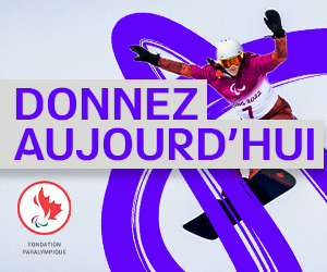 Logo de la Fondation paralympique canadienne sur un fond gris clair. Lisa DeJong, planchiste paranordique canadienne, est en plein saut lors d'une compétition, portant une combinaison rouge et blanche de l'équipe canadienne et un casque. Les mots ‘DONNEZ AUJOURD’HUI’ apparaissent en texte violet gras.