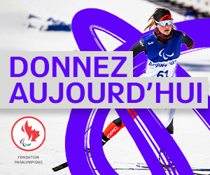 Logo de la Fondation paralympique canadienne sur un fond gris clair. Brittany Hudek, skieuse paranordique canadienne, fonce dans la neige en portant l’uniforme bleu de l’équipe canadienne, un bandeau rouge et des lunettes de ski. Les mots ‘DONNEZ AUJOURD’HUI’ apparaissent en texte violet gras.