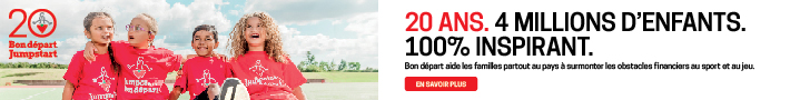 Quatre enfants portant des chandails Bon départ se tiennent fièrement sur un terrain. Texte : « 20 ANS. 4 MILLIONS D’ENFANTS. 100 % INSPIRANT. »