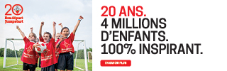 Quatre enfants portant des chandails Bon départ se tiennent fièrement sur un terrain. Texte : « 20 ANS. 4 MILLIONS D’ENFANTS. 100 % INSPIRANT. »
