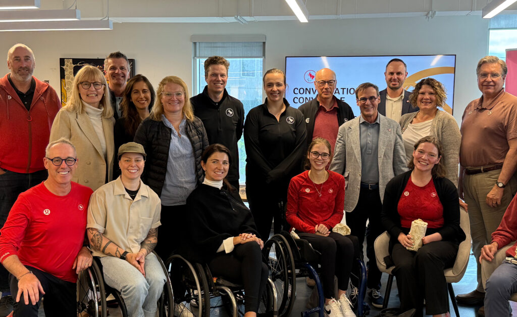 Les membres du conseil d’administration du Comité paralympique canadien posent ensemble à l’intérieur pour une photo de groupe lors de leur retraite du conseil. Le groupe comprend des athlètes paralympiques, des dirigeant·e·s et des membres du personnel.