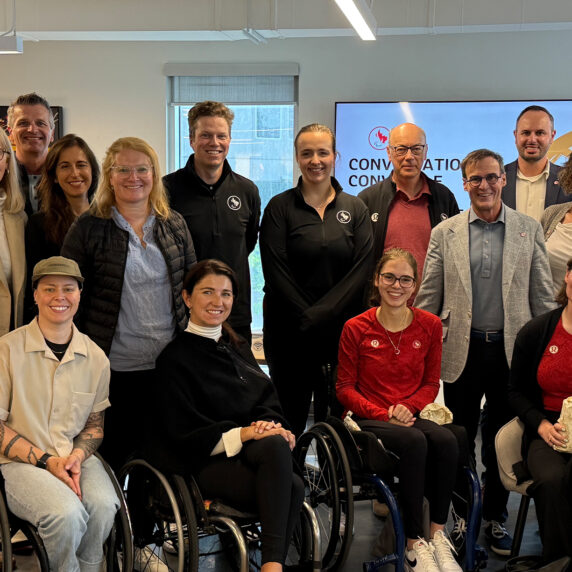 Les membres du conseil d’administration du Comité paralympique canadien posent ensemble à l’intérieur pour une photo de groupe lors de leur retraite du conseil. Le groupe comprend des athlètes paralympiques, des dirigeant·e·s et des membres du personnel.